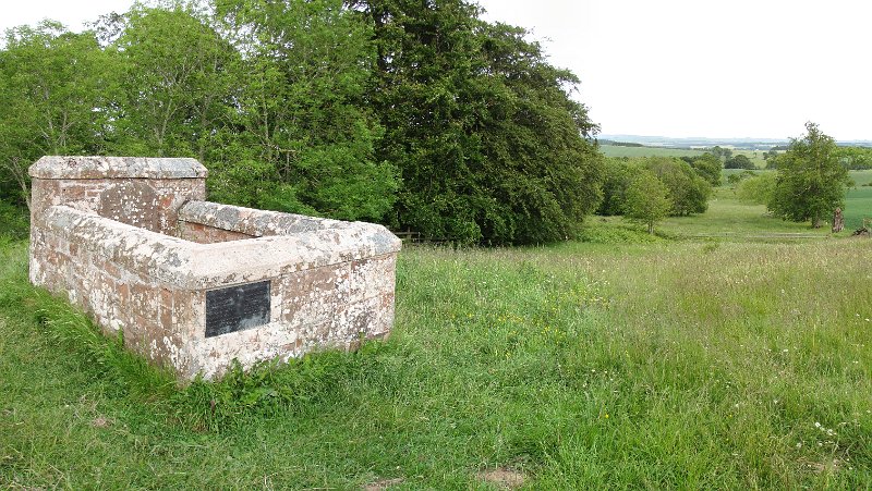 lady lilliards stone.jpg - Lady Lilliards stone. Deze plaats ligt langs Dere street en vormt een markering op Lilliards edge, een verhoging in het landschap waar Engelsen en Schotten hun meningsverschillen probeerden op te lossen zonder oorlog te voeren. De mythe zegt dat hier Lady Lilliard is begraven na de battle of Ancrum moor (in 1545).
